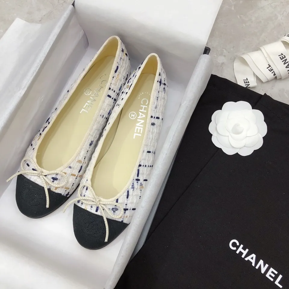 👟👟Ex-factory price 480👟👟 Chanel - classic color-blocked ballet shoes ⚠ Fashionable catwalk style❤M After many years, it still attracts fans... The splicing color mix and match, bow embellishment, interpret fashion! How to match the series to look good! Original custom-made wood-colored rubber outsole, 1.5cm square heel, imported mixed woolen surface/mixed sheepskin surface, sheepskin lining for feet... Regular size 34-40 (customized size 41 is non-returnable) 🎁Supporting packaging
